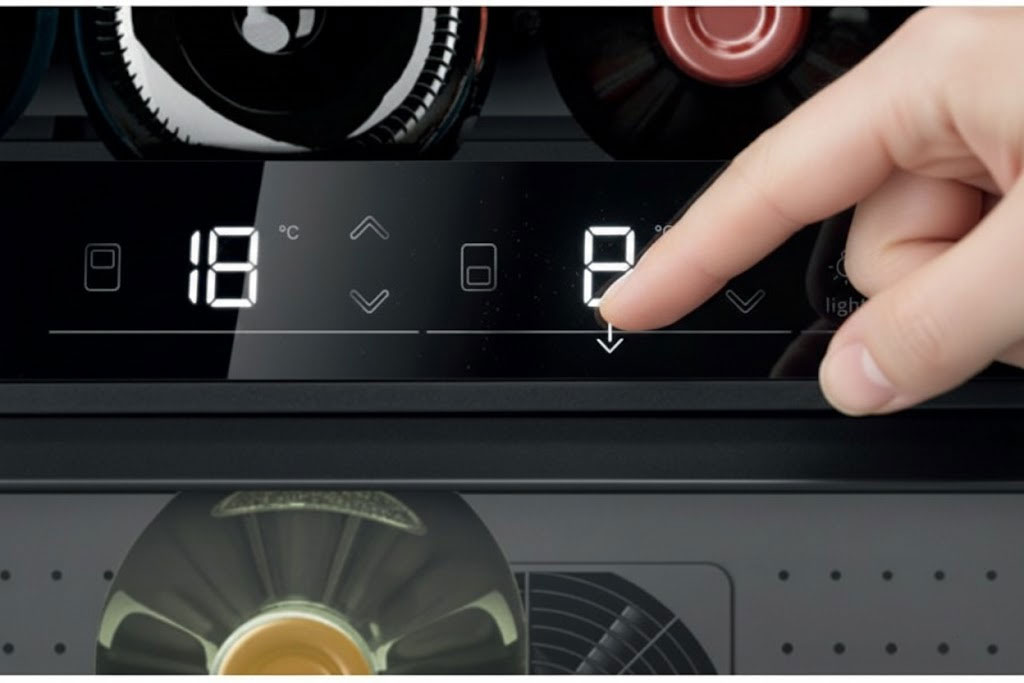 Cận cảnh bảng điều khiển cảm ứng tủ rượu hiển thị hai vùng nhiệt độ