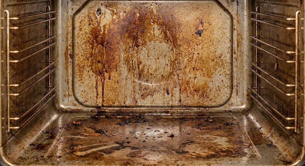 Cận cảnh khoang lò nướng bị bám dầu mỡ 