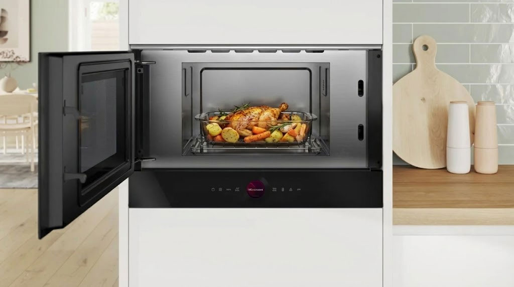 Lò vi sóng mở cửa với thực phẩm chuẩn bị nấu