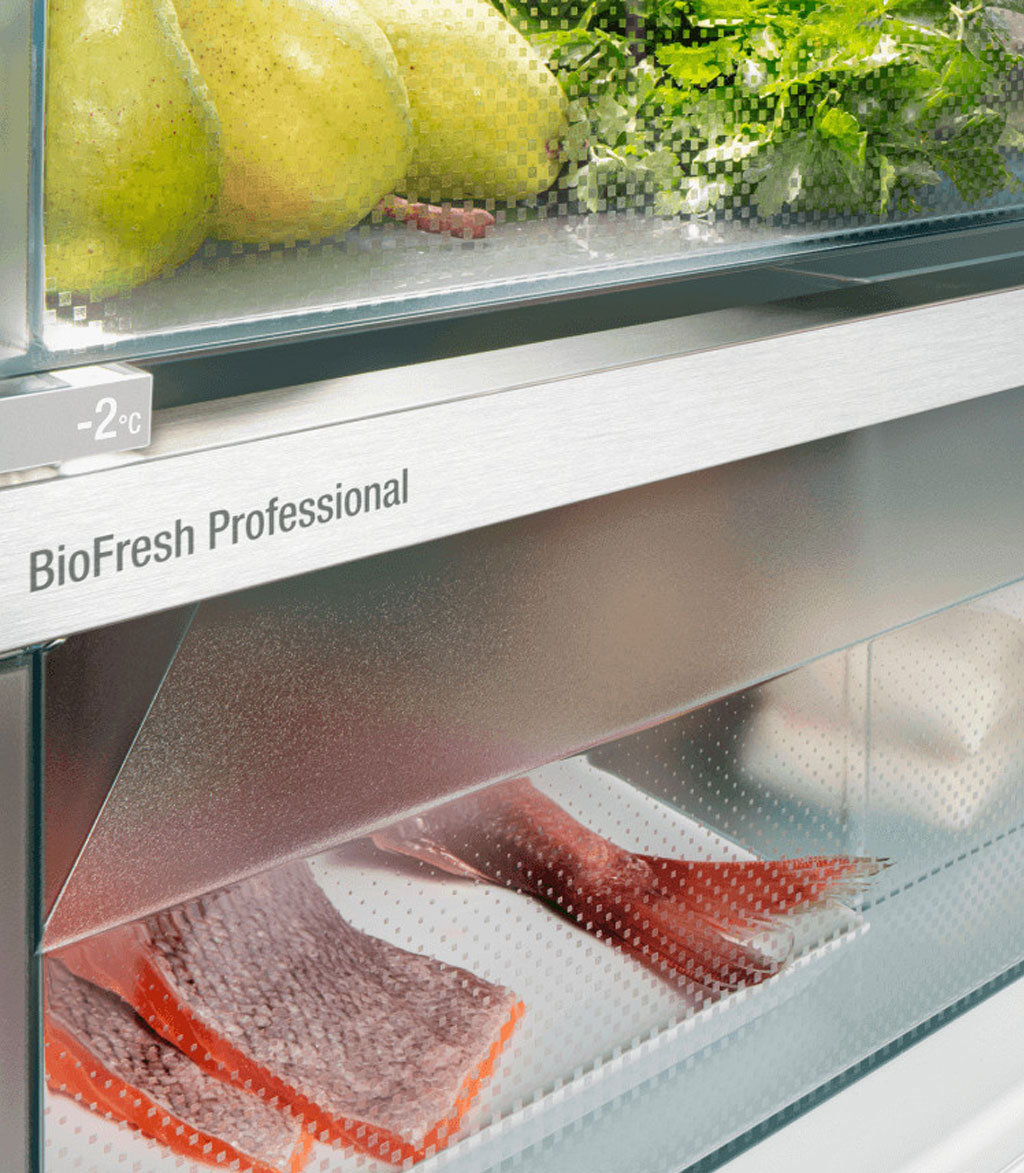 Thịt và hải sản đóng gói đặt ở ngăn dưới cùng của tủ lạnh