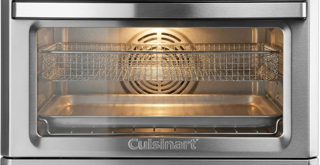 Cửa kính trong suốt và đèn chiếu sáng bên trong khoang lò Cuisinart TOA 60HK