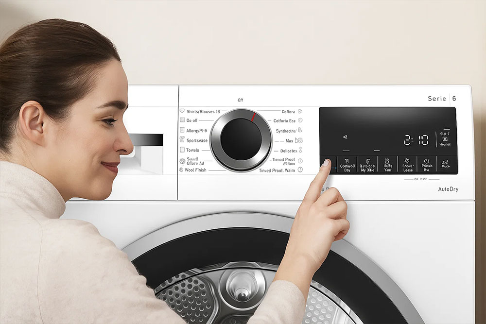Người phụ nữ sử dụng bảng điều khiển máy sấy